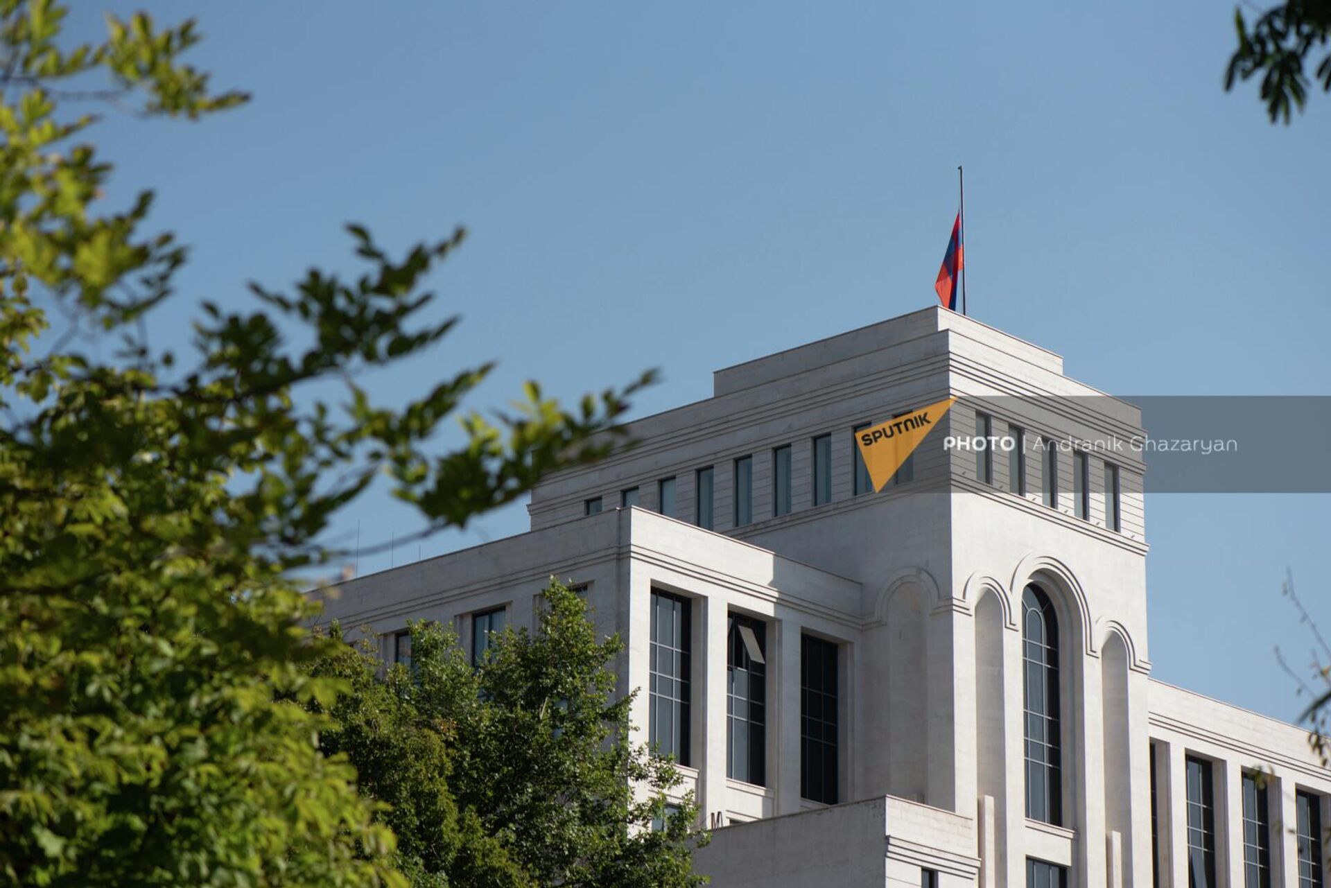 Флаг на здании МИД приспущен в знак траура по погибшим во время пожара и обрушения тц Сурмалу (17 августа 2022). Еревaн - Sputnik Армения, 1920, 17.08.2022