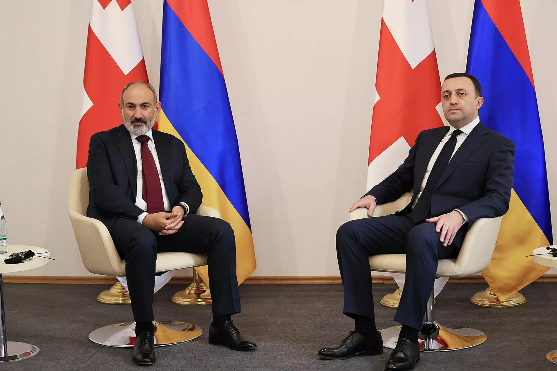 На армяно-грузинской границе состоялась приватная беседа Никола Пашиняна и Ираклия Гарибашвили (19 августа 2022) На армяно-грузинской границе состоялась приватная беседа Никола Пашиняна и Ираклия Гарибашвили (19 августа 2022) - Sputnik Армения, 1920, 19.08.2022