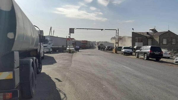 Водители грузовиков перекрыли межгосударственную трассу М2 в Капане - Sputnik Армения