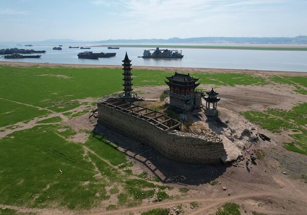 Остров Luoxing Dun с древними храмами, вышедший из-под воды из-за засухи в Китае. - Sputnik Армения