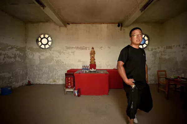 Мужчина во время посещения острова Luoxing Dun, наполовину вышедшего из-под воды из-за засухи в Китае. - Sputnik Армения
