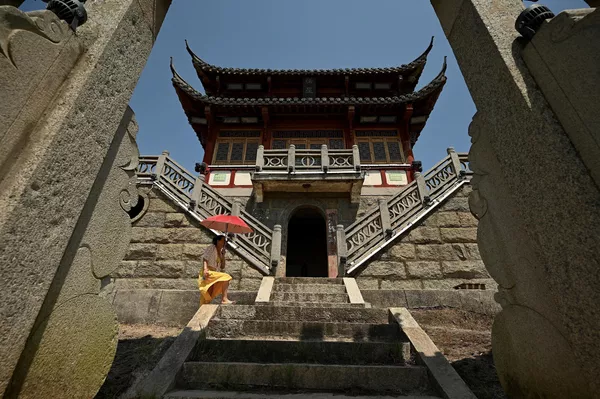 Девушка во время посещения острова Luoxing Dun, наполовину вышедшего из-под воды из-за засухи в Китае. - Sputnik Армения