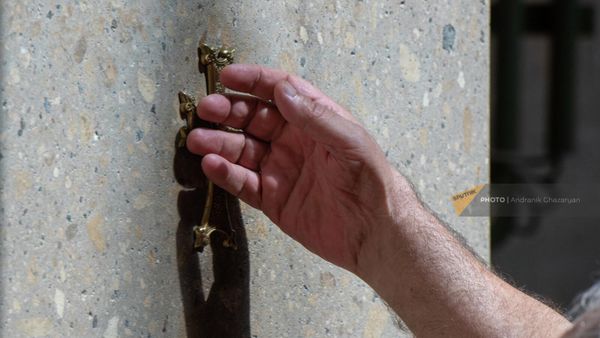 Мужчина получает благословение креста в Соборе Святого Григора Лусаворича - Sputnik Армения