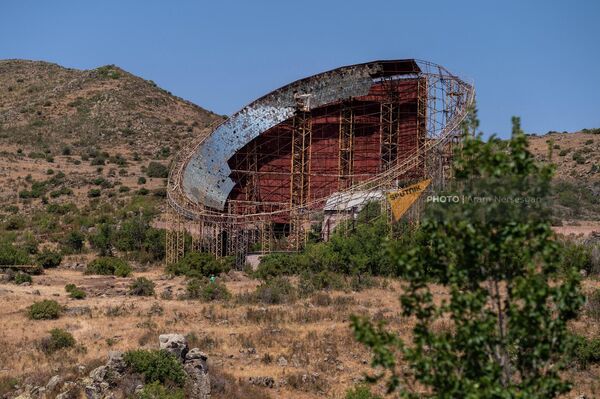 Место для одной из сцен будущего фестиваля Sensor на территории обсерватории Париса Геруни - Sputnik Армения