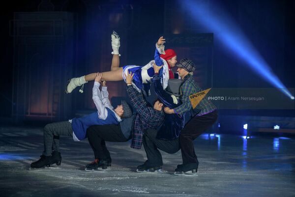 На репетиции фигуристы иногда шалят, но это умещается в программу ледового шоу. - Sputnik Армения
