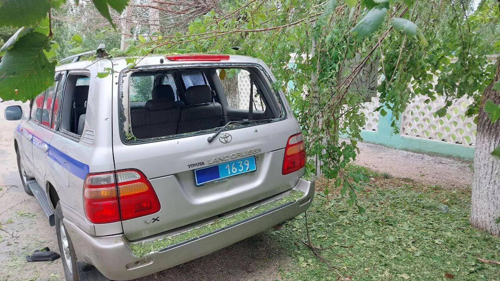 Взорванный автомобиль заместителя начальника ГАИ Бердянска Взорванный автомобиль заместителя начальника ГАИ Бердянска