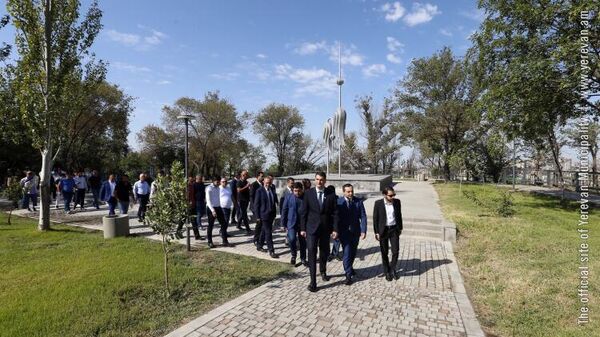 Мэр Еревана Грачья Саркисян посетил парк в Арабкире после реставрации (27 августа 2022). Еревaн - Sputnik Армения