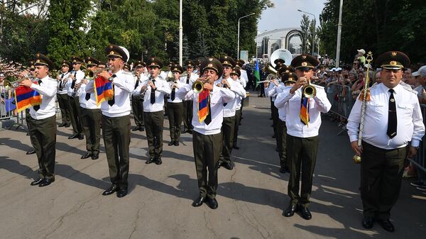 Оркестр Главного штаба ВС Армении прошел шествием на московском ВДНХ в рамках фестиваля Спасская башня - Sputnik Армения