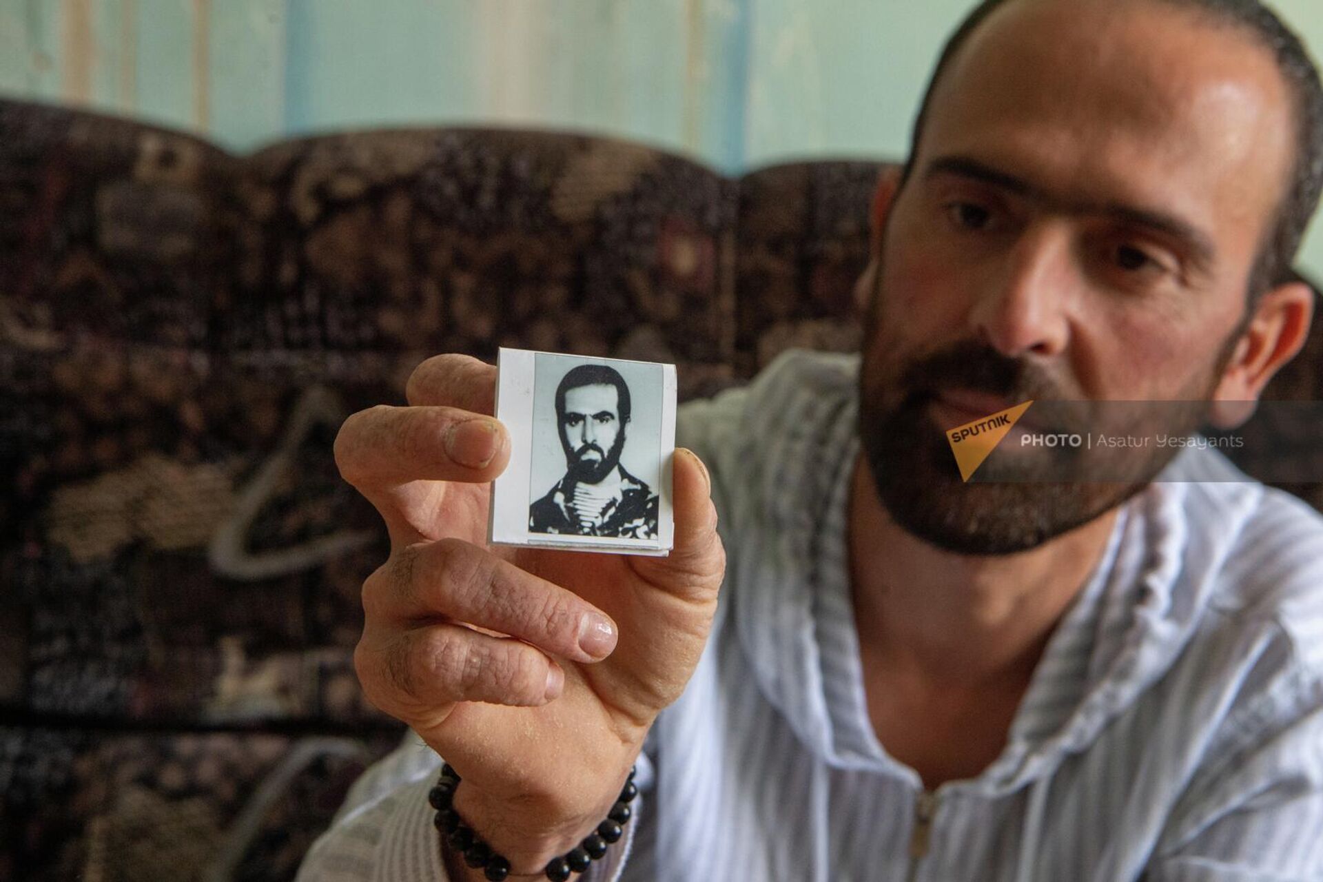 Месроп Сарибекян с фотографией отца, пропавшего во время первой карабахской войны - Sputnik Արմենիա, 1920, 29.08.2022