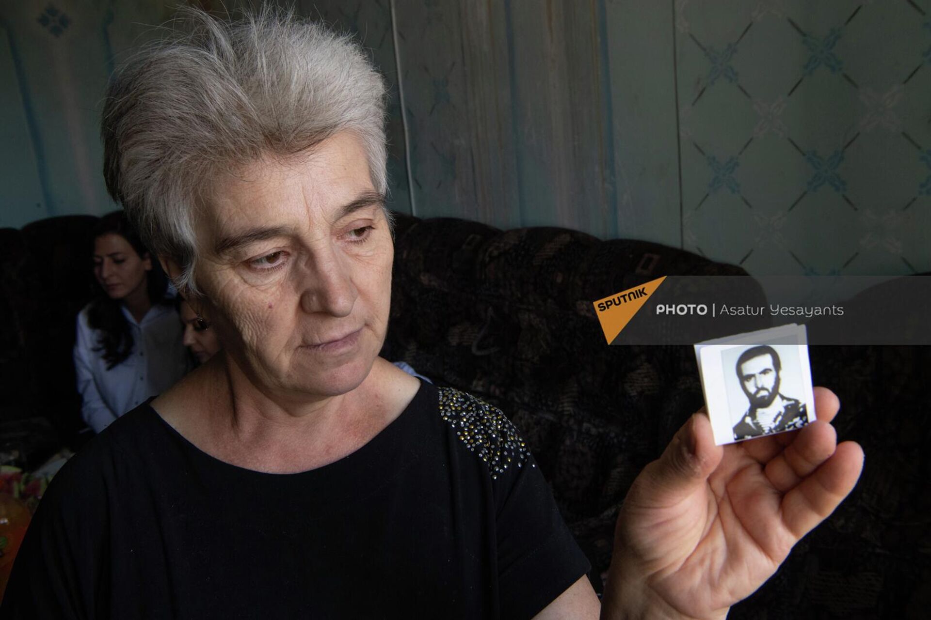 Лаура Сарибекян с фотографией мужа, пропавшего во время первой карабахской войны - Sputnik Արմենիա, 1920, 29.08.2022