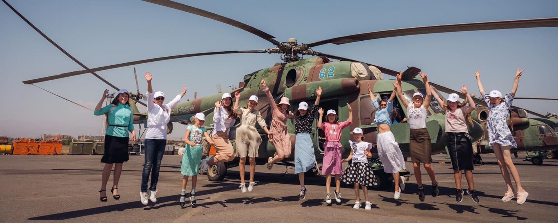Школьники села Фиолетово посетили военный аэродром Эребуни - Sputnik Армения, 1920, 30.08.2022