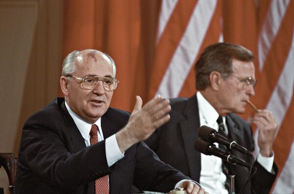 Президенты СССР и США Михаил Горбачев и Джордж Буш после подписания советско-американского договора о сотрудничестве в Белом доме (2 июня 1990). Вашингтон - Sputnik Армения