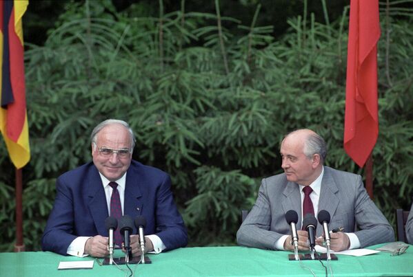 ԽՍՀՄ նախագահ Միխայիլ Գորբաչովն ու ԳԴՀ-ի դաշնային կանցլեր Հելմուտ Քոլը «Межигорье» պետական կառավարական նստավայրում աշխատանքային հանդիպման ժամանակ (1991 թվականի հուլիսի 1, Կիև) - Sputnik Արմենիա