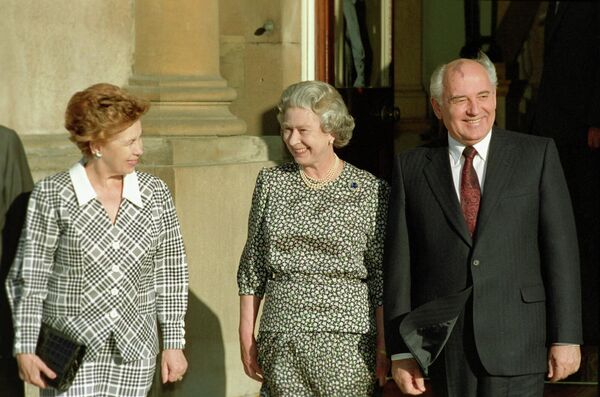 ԽՍՀՄ նախագահ Միխայիլ Գորբաչովը տիկնոջ&#x60; Ռաիսա Գորբաչովայի հետ այցելել է Մեծ Բրիտանիայի թագուհի Եղիսաբեթ II-ին (1991 թվականի հուլիսի 17, Լոնդոն) - Sputnik Արմենիա