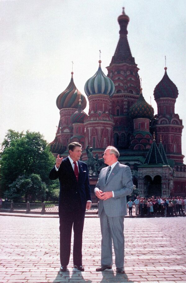 ԽՍՀՄ և ԱՄՆ առաջնորդներ Միխայիլ Գորբաչովն ու Ռոնալդ Ռեյգանը զրուցում են Կարմիր հրապարակում (1988 թվականի մայիսի 31, Մոսկվա) - Sputnik Արմենիա