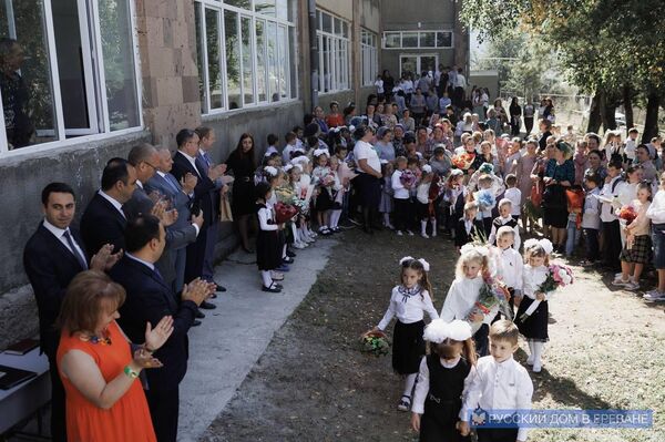Дети 1-го сентября в молоканском селе Фиолетово - Sputnik Армения