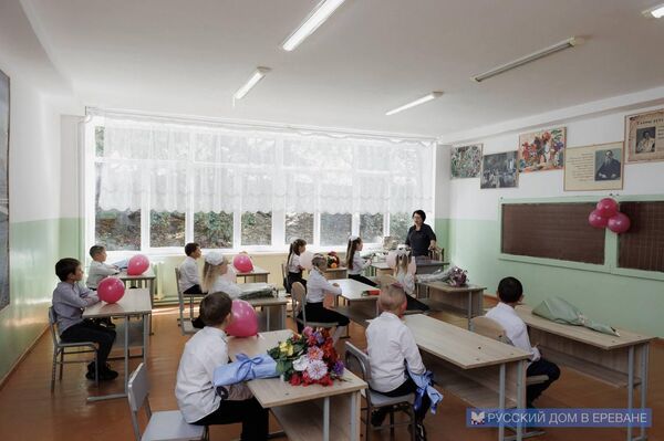Дети 1-го сентября в молоканском селе Фиолетово - Sputnik Армения