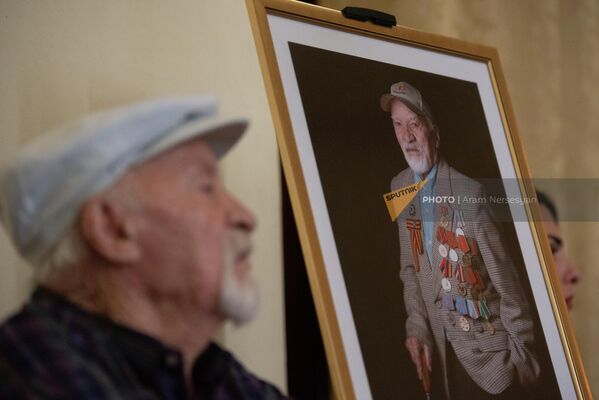 В символический день окончания Второй мировой войны армянским ветеранам ВОВ подарили собственные фотопортреты. - Sputnik Армения