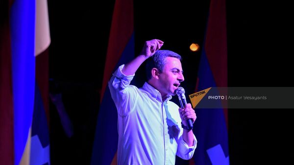 Ишхан Сагателян выступает на митинге движения Сопротивление на площади Франции, приуроченный ко дню независимости Арцаха (2 сентября 2022). Еревaн - Sputnik Армения