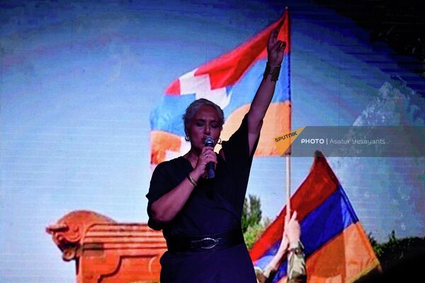 На очередном митинге движения &quot;Сопротивление&quot; выступила певица Шушан Петросян. - Sputnik Армения