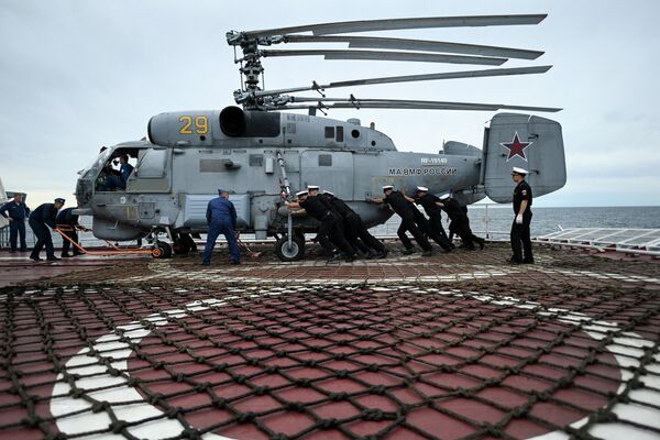 Նավաստիները ռուսական Կա-27ՊԼ ռազմական ուղղաթիռը բերում են «Մարշալ Շապոշնիկով» ականակրի տախտակամած. «Արևելք-2022» զորավարժություններ - Sputnik Արմենիա