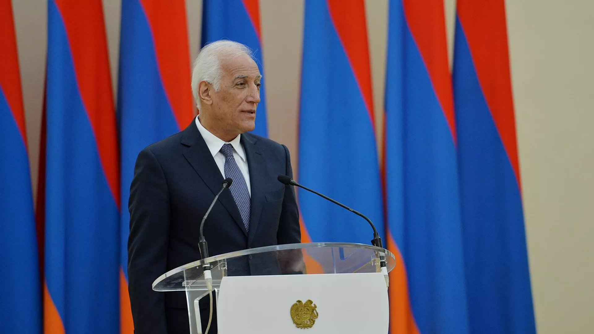Президент Ваагн Хачатурян на торжественной церемонии вручения Государственной премии Республики Армения за всемирный вклад в сферу информационных технологий (6 сентября 2022). Еревaн Президент Ваагн Хачатурян на торжественной церемонии вручения Государственной премии Республики Армения за всемирный вклад в сферу информационных технологий (6 сентября 2022). Еревaн - Sputnik Армения, 1920, 06.09.2022