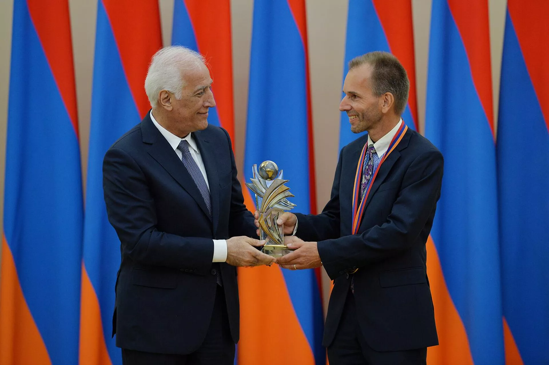 Президент Ваагн Хачатурян вручил премию вице-президенту группы автоматизации электронного дизайна (EDA) компании IBM Леону Стоку на торжественной церемонии вручения Государственной премии Республики Армения за всемирный вклад в сферу информационных технологий (6 сентября 2022). Еревaн Президент Ваагн Хачатурян вручил премию вице-президенту группы автоматизации электронного дизайна (EDA) компании IBM Леону Стоку на торжественной церемонии вручения Государственной премии Республики Армения за всемирный вклад в сферу информационных технологий (6 сентября 2022). Еревaн - Sputnik Армения, 1920, 06.09.2022