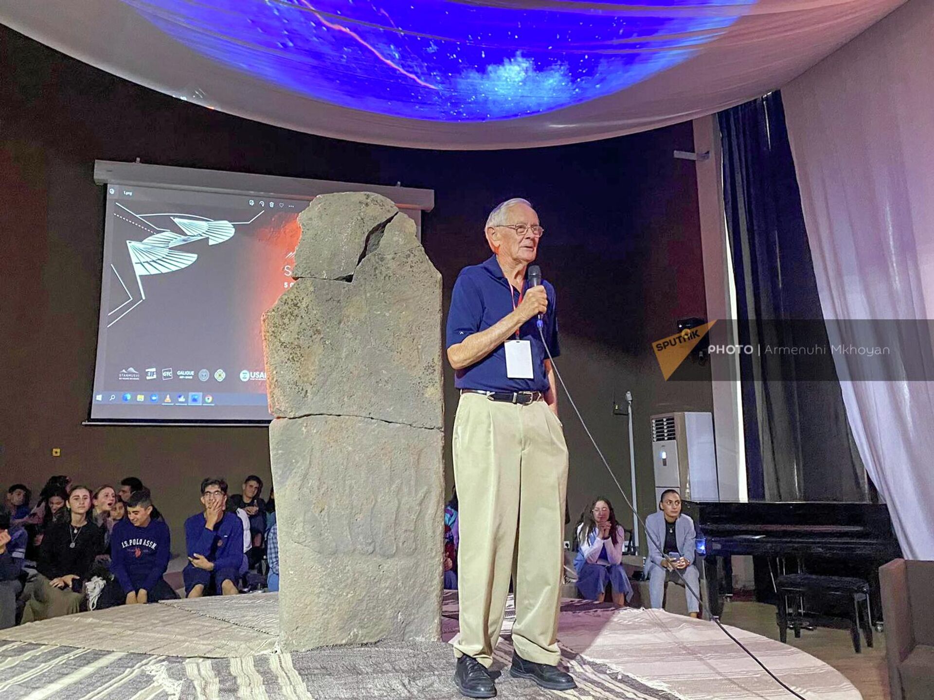Астронавт, луноход Apollo 16 Чарли Дьюк выступает во время проекта STARMUS VI x co-creating the future (8 сентября 2022). Гюмри - Sputnik Армения, 1920, 08.09.2022