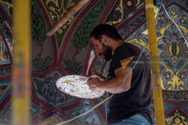 Мастер покрывает красками роспись храма - Sputnik Армения
