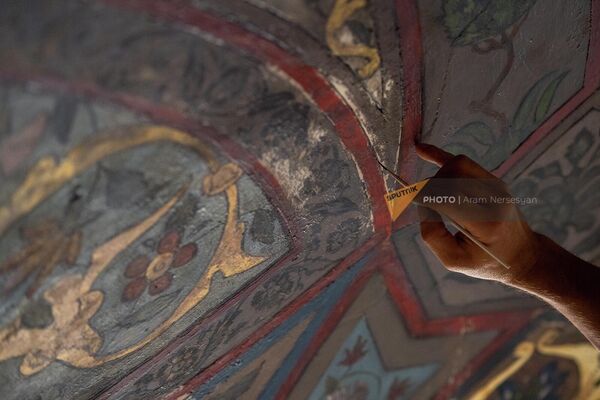 Ռեստավրատորի աշխատանքը Մայր տաճարում - Sputnik Արմենիա