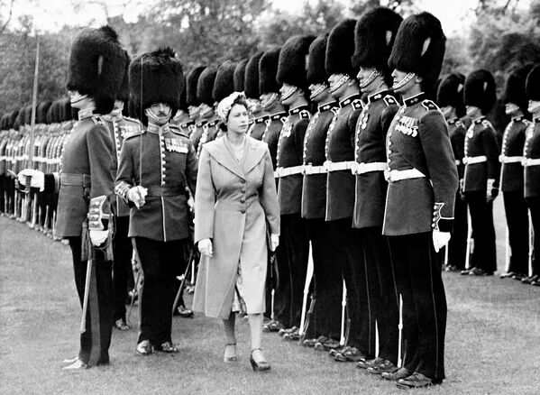 Принцесса Елизавета II, представляющая своего больного отца короля Георга VI, инспектирует шотландскую гвардию в Виндзорском замке (26 мая 1951).  - Sputnik Армения