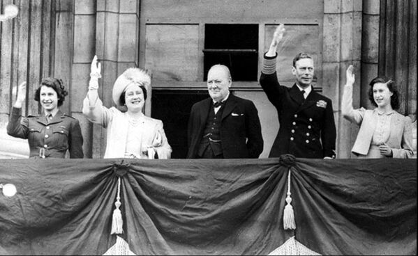 Премьер-министр Великобритании Уинстон Черчилль (в центре) с королевской семьей (слева направо), принцессой Елизаветой, королевой Елизаветой, королем Георгом VI и принцессой Маргарет на балконе Букингемского дворца (8 мая 1945). Лондон - Sputnik Армения