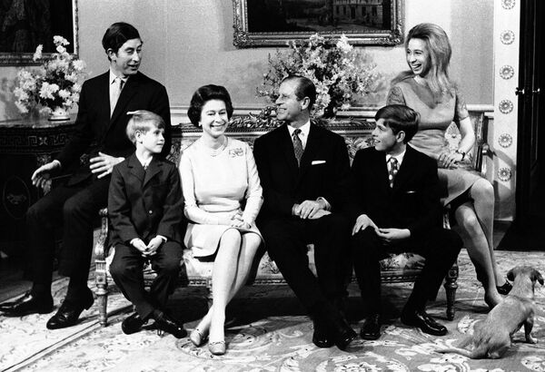 Королева Елизавета II и принц Филипп сидят со своими детьми (слева направо): принцем Чарльзом, принцем Эдвардом, принцем Эндрю и принцессой Анной в Букингемском дворце (20 ноября 1972). Лондон - Sputnik Армения
