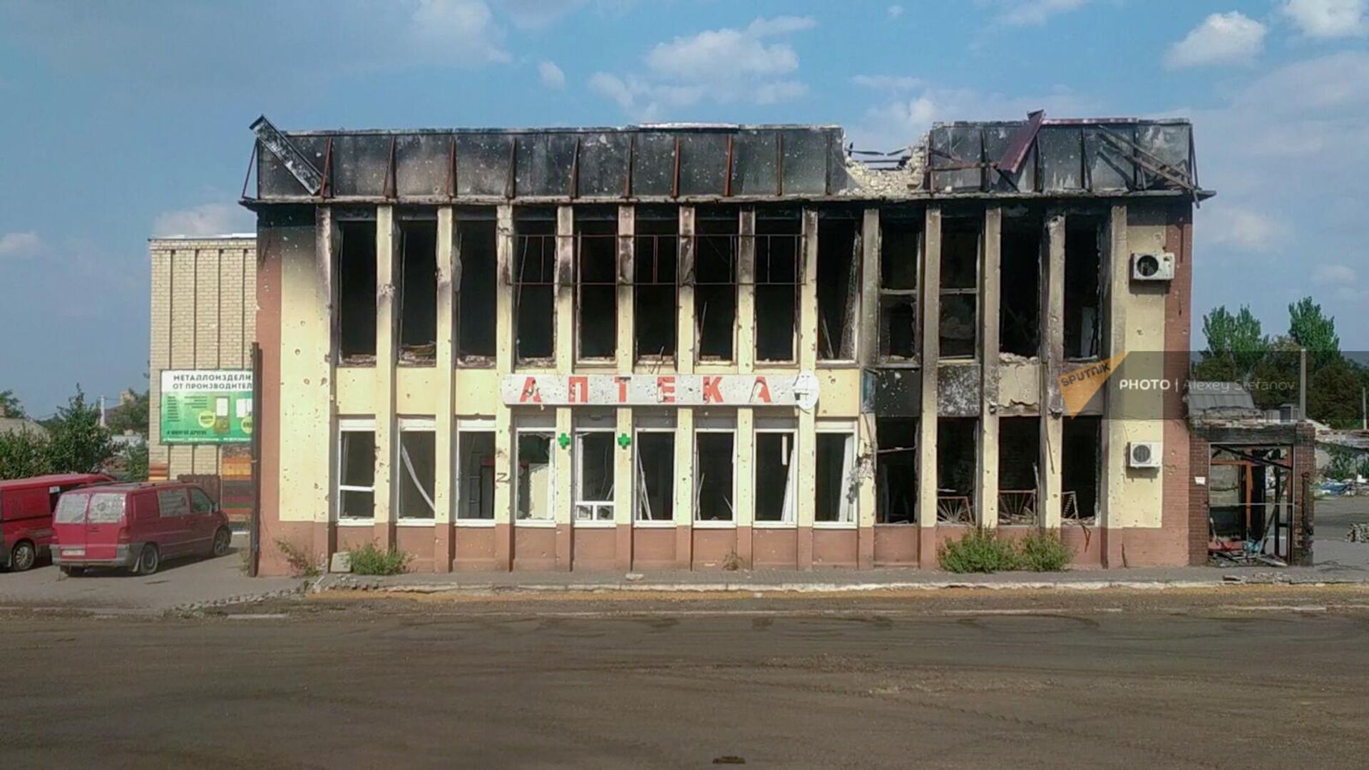 Попавшее под обстрел здание аптеки в Волновахе - Sputnik Армения, 1920, 09.09.2022