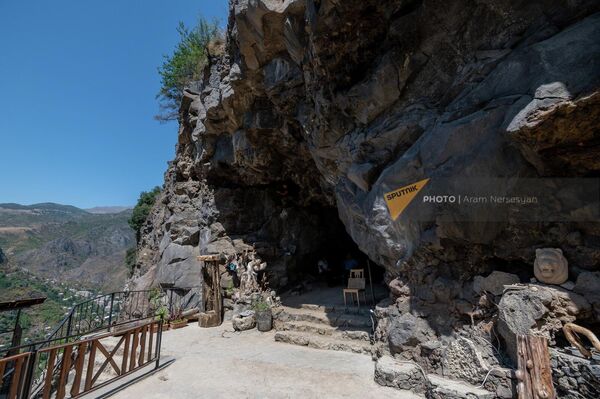 Вход в пещеру “Мендз Эр” в Лорийской области - Sputnik Армения