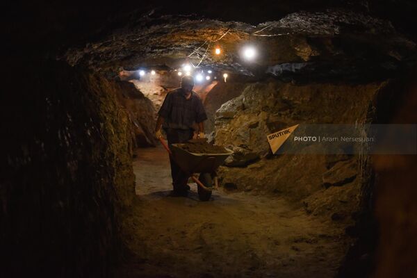 Рабочий в туннеле пещеры “Мендз Эр” в Лорийской области - Sputnik Армения