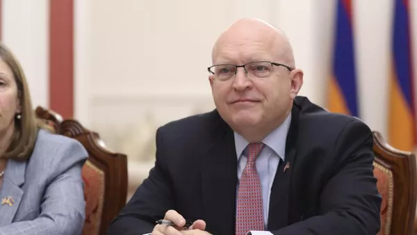 Заместитель председателя НС РА Рубен Рубинян принял новоназначенного сопредседателя Минской группы ОБСЕ от США, старшего советника по Кавказским переговорам Филиппа Рикера (10 сентября 2022). Еревaн - Sputnik Армения