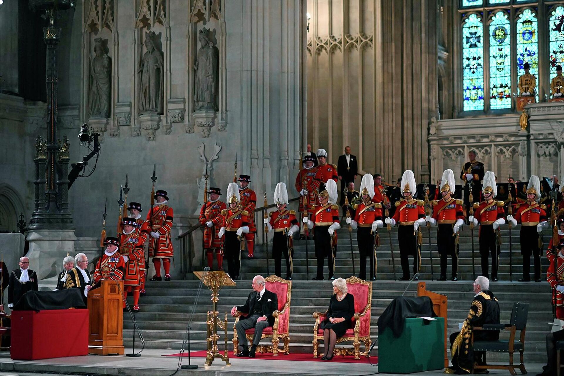 Король Карл III и Камилла, королева-консорт, слушают выступление спикера Палаты лордов лорда Макфолла из Алклюита в Вестминстер-холле (12 сентября 2022). Лондон - Sputnik Արմենիա, 1920, 12.09.2022
