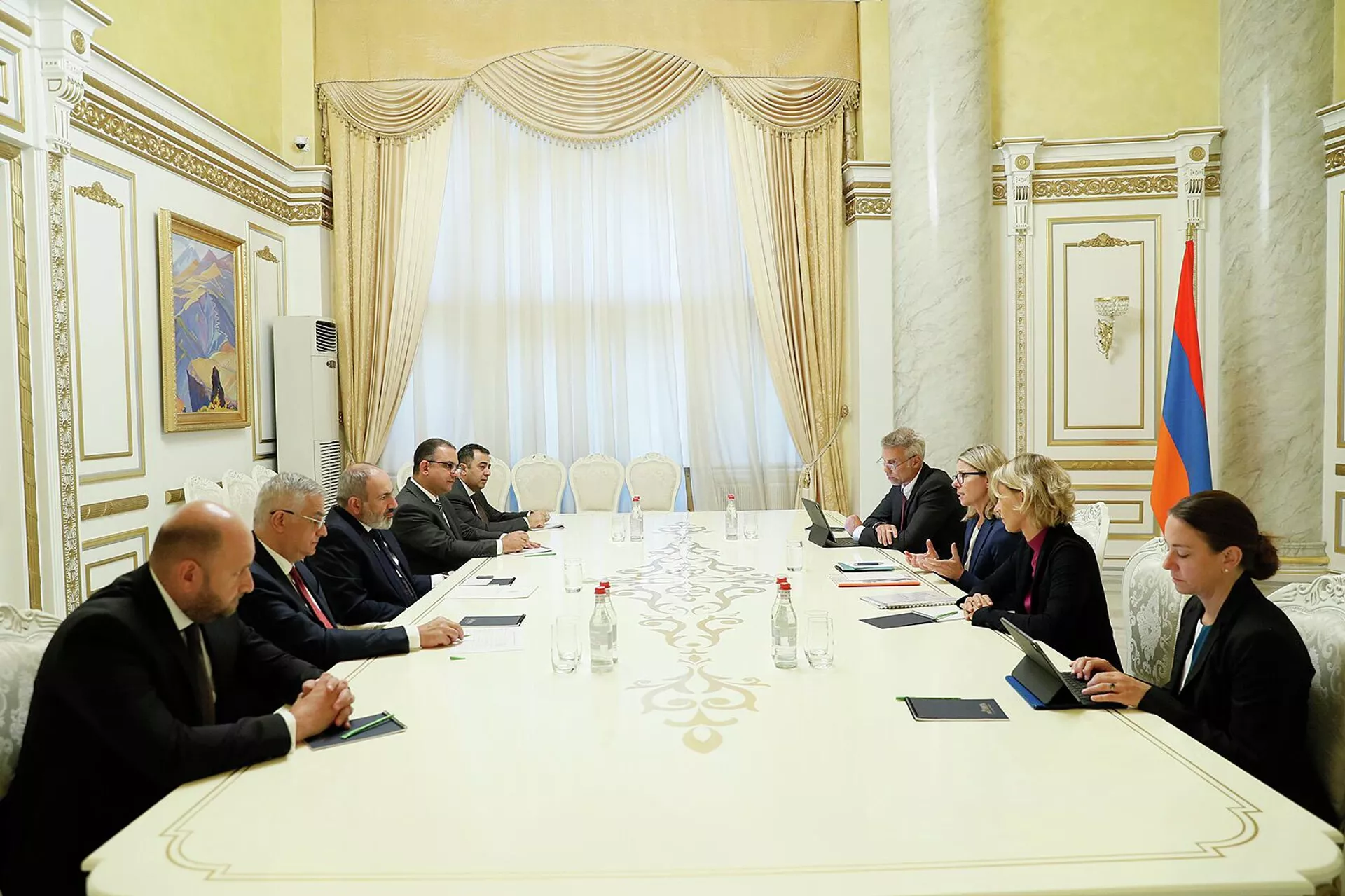 Премьер-министр Никол Пашинян принял вице-президента Всемирного банка по региону Европы и Центральной Азии Анну Берден и возглавляемую ею делегацию (12 сентября 2022). Еревaн Премьер-министр Никол Пашинян принял вице-президента Всемирного банка по региону Европы и Центральной Азии Анну Берден и возглавляемую ею делегацию (12 сентября 2022). Еревaн