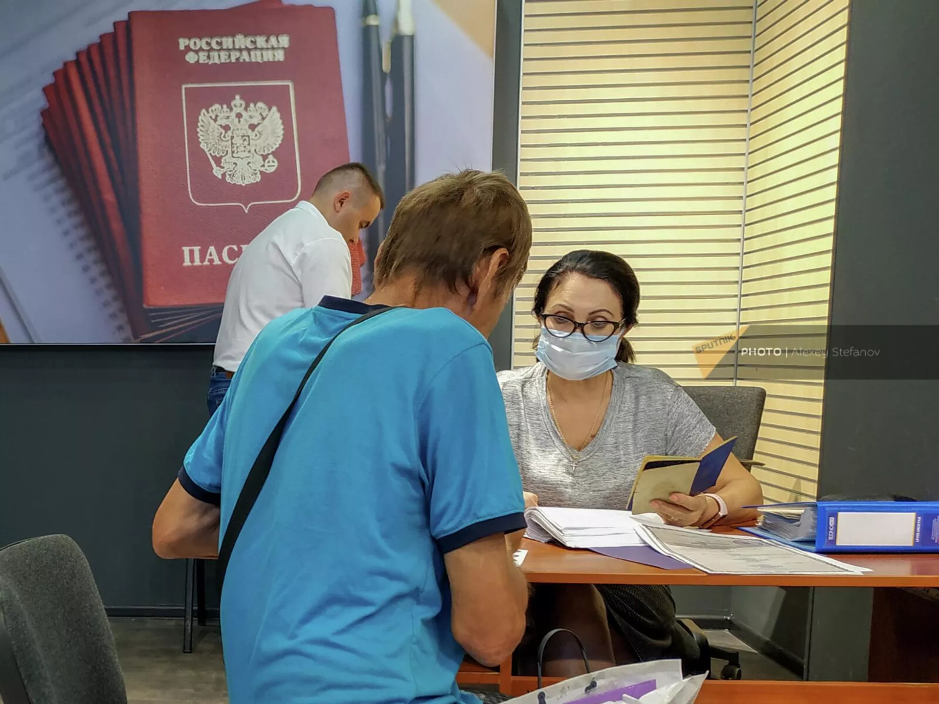 Мужчина оформляет документы на получение российского паспорта в Бердянске Мужчина оформляет документы на получение российского паспорта в Бердянске - Sputnik Армения, 1920, 12.09.2022