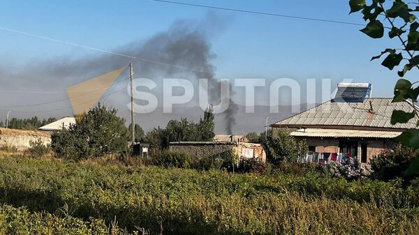 Дым от взрыва после обстрелов села Сотк - Sputnik Армения