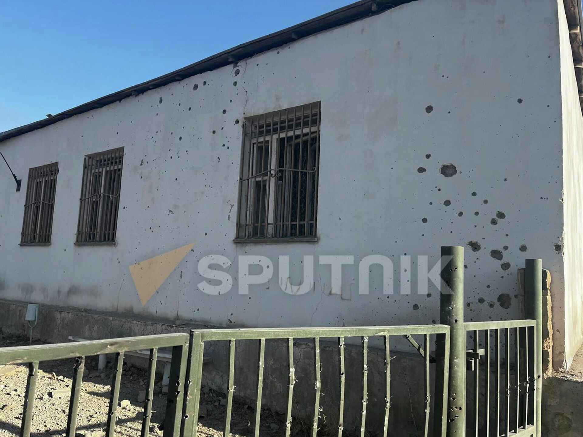 Попавшее под обстрел здание администрации села Сотк - Sputnik Արմենիա, 1920, 13.09.2022