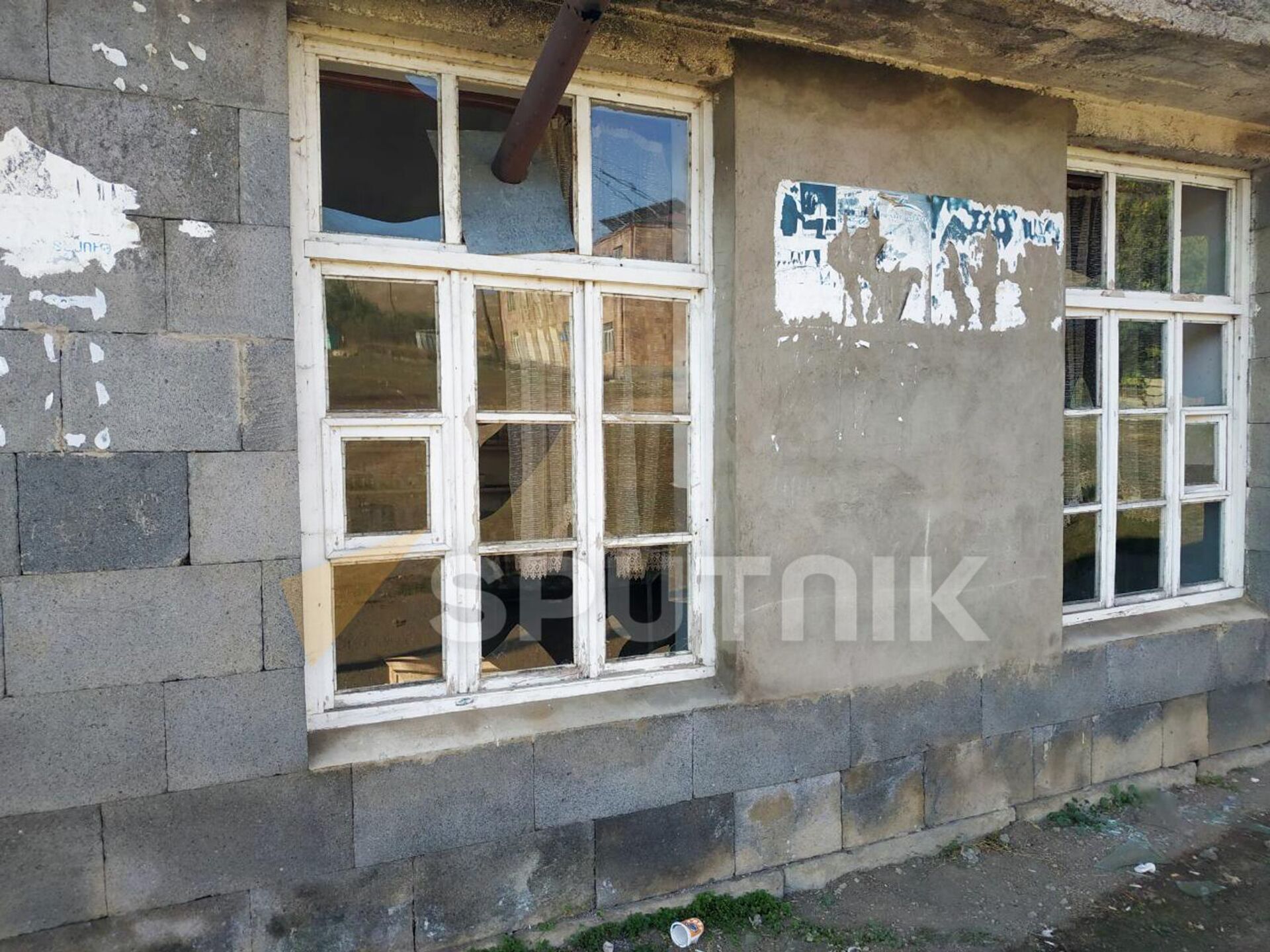 Выбитые в результате обстрела стекла дома в селе Карашен - Sputnik Արմենիա, 1920, 13.09.2022