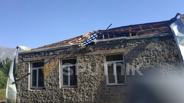 Попавший под обстрел жилой дом в селе Веришен - Sputnik Армения