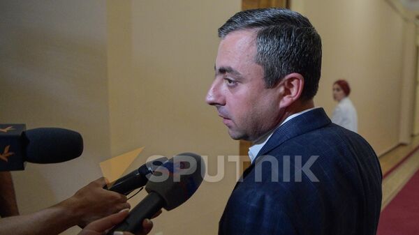 Ишхан Сагателян отвечает на вопросы журналистов в коридоре НС во время перерыва очередного заседания Национального собрания Армении (13 сентября 2022). Еревaн - Sputnik Армения