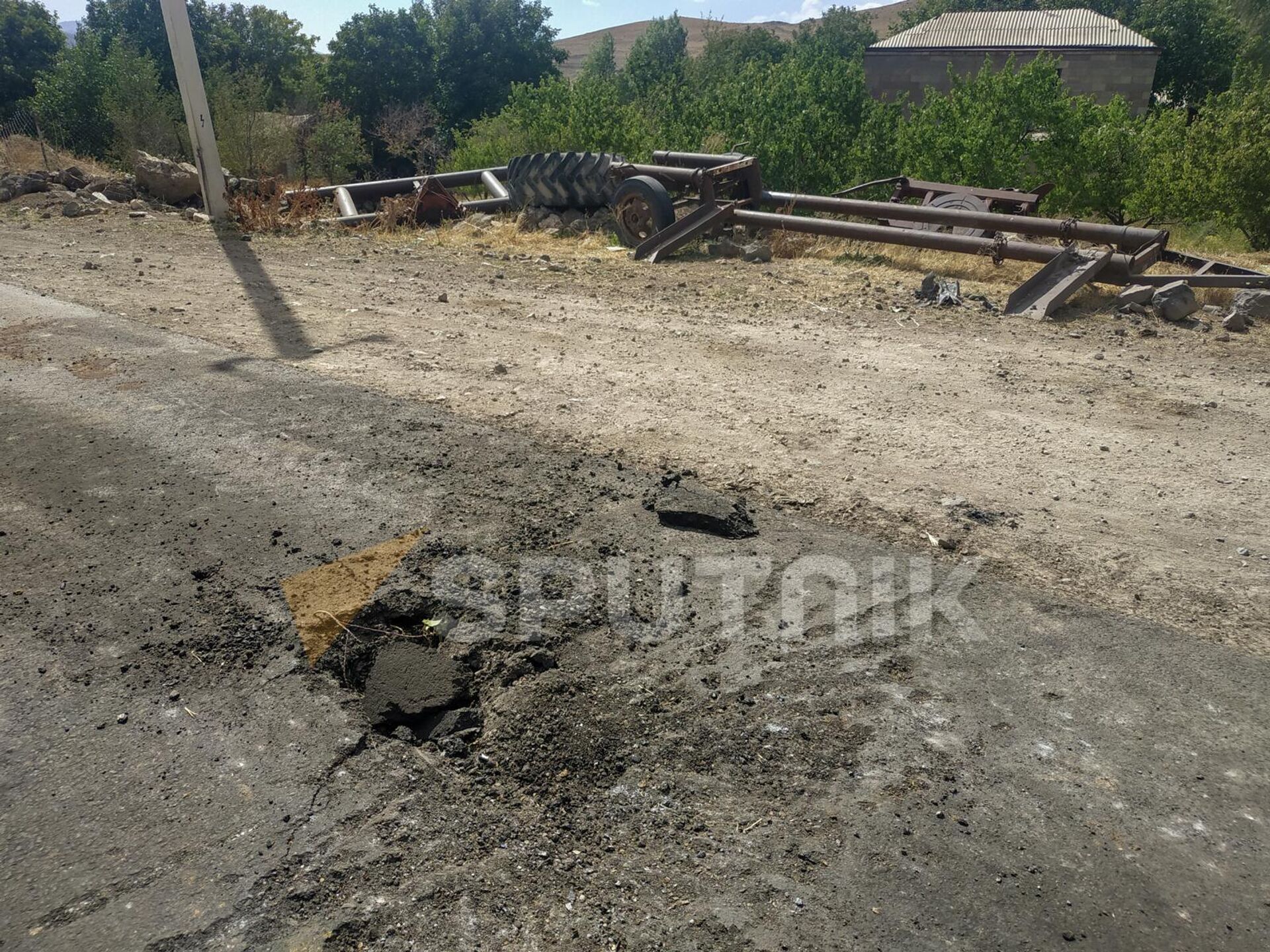Попавший на дорогу снаряд азербайджанких ВС у села Нораван - Sputnik Армения, 1920, 15.09.2022