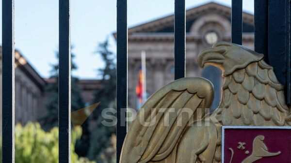 Герб на решетке здания парламента - Sputnik Армения