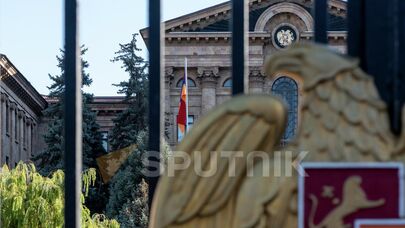 Флаг во дворе здания парламента 
