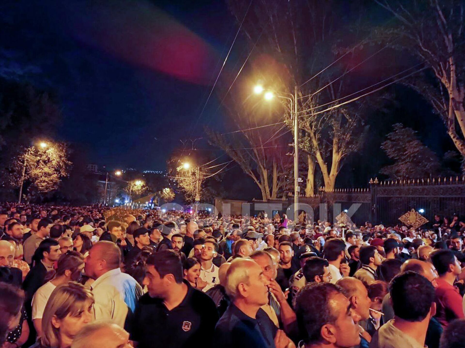 Митинг с требованием импичмента премьеру перед зданием парламента на проспекте Баграмяна (14 сентября 2022). Еревaн - Sputnik Արմենիա, 1920, 14.09.2022