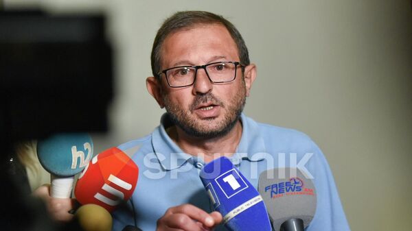 Гегам Манукян общается с прессой после своего выступления на заседании НС (15 сентября 2022). Еревaн - Sputnik Армения